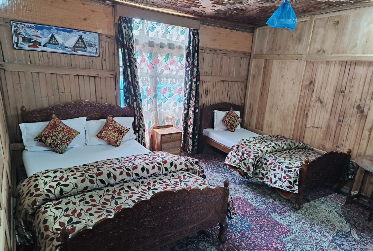 deluxe-houseboat-rooms