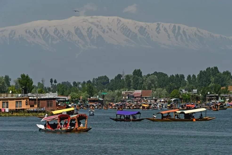 Deluxe Houseboat Kashmir